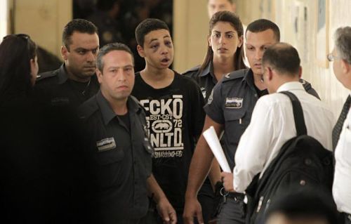 Tarek Abu Khdeir condamné à 9 jours d'assignation à domicile par un tribunal sioniste (vidéo)